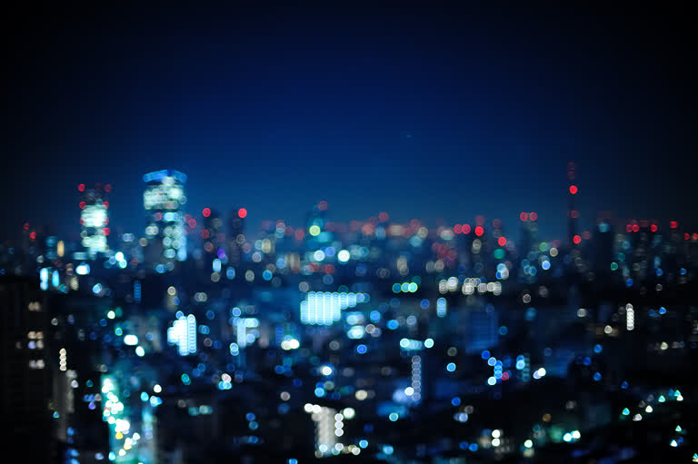 有夜间城市的模糊图像