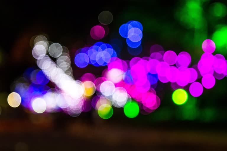 有夜间城市街道的模糊图像