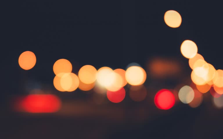 有夜间城市街道的模糊图像