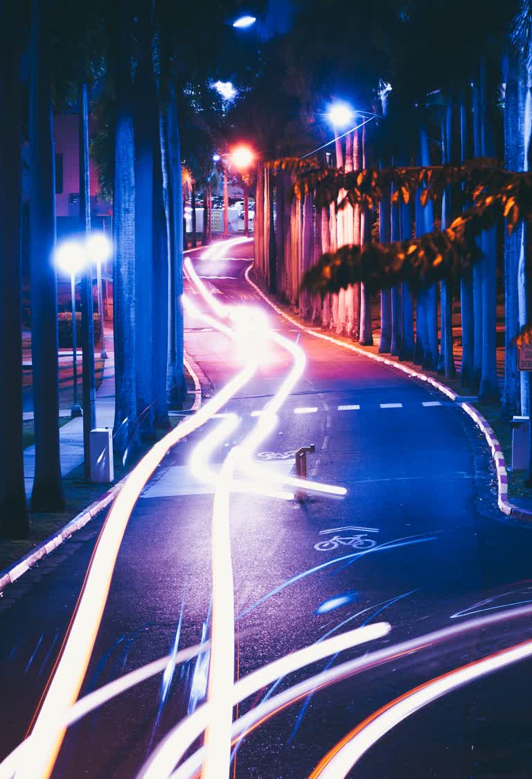 有夜间城市街道的模糊图像