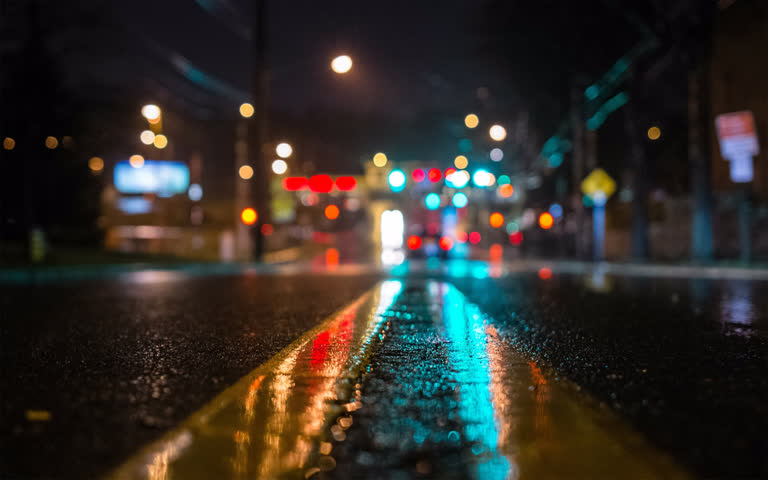 有夜间城市街道的模糊图像