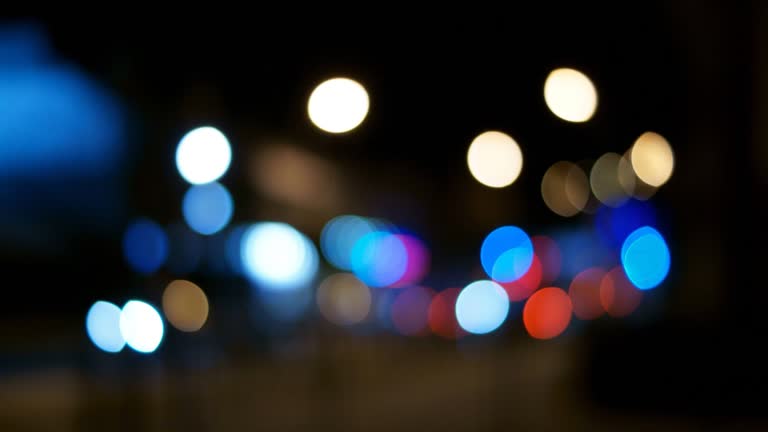 有夜间城市街道的模糊图像