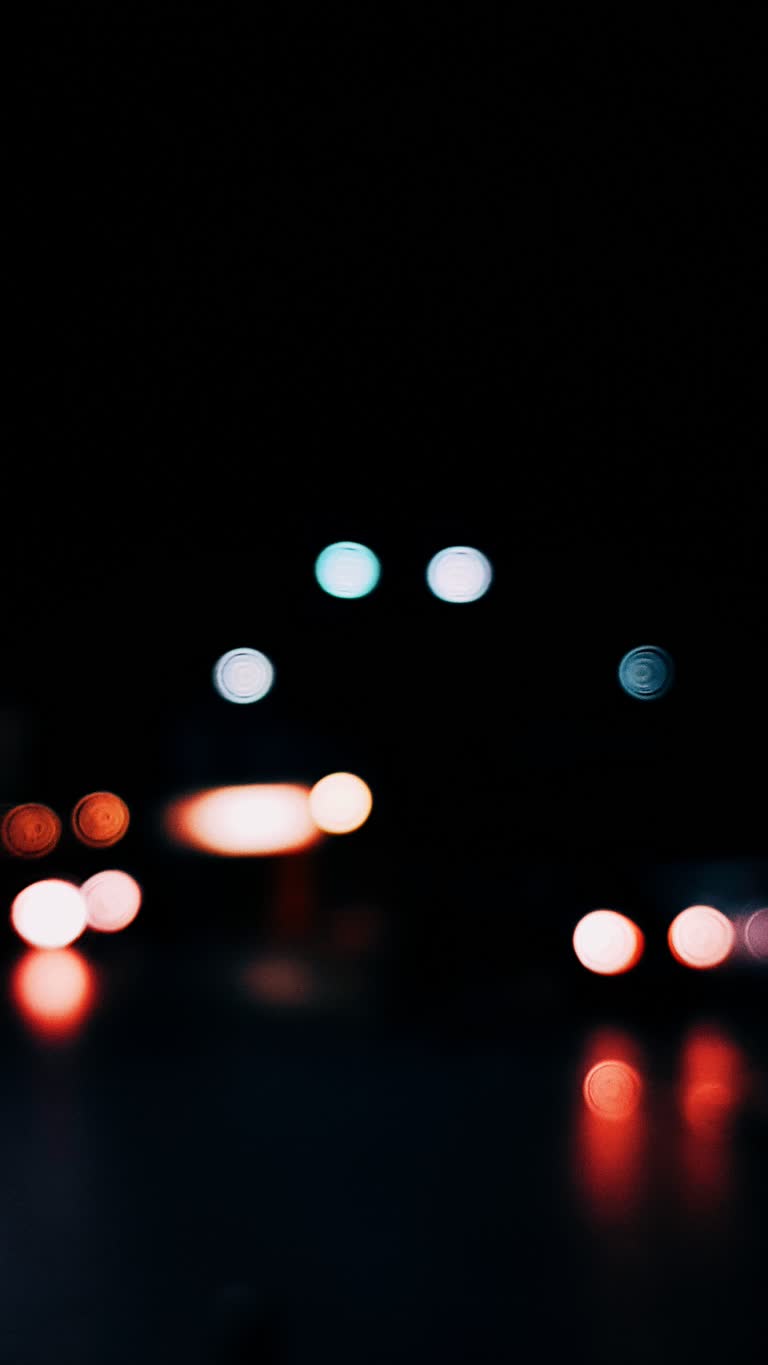 有夜间城市街道的模糊图像