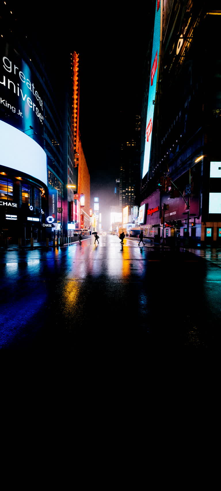 有夜间城市街道的模糊图像