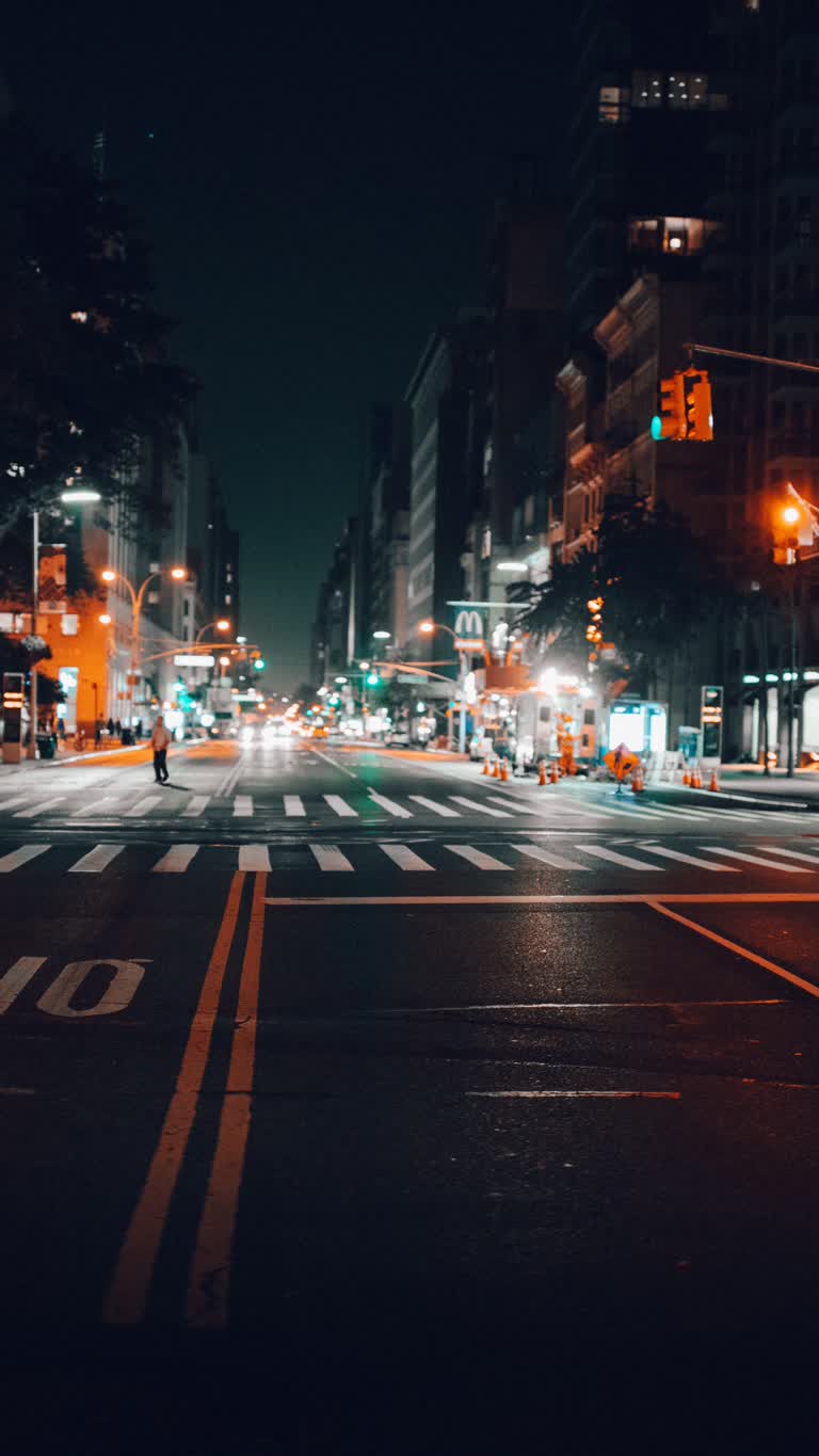 有夜间城市街道的模糊图像