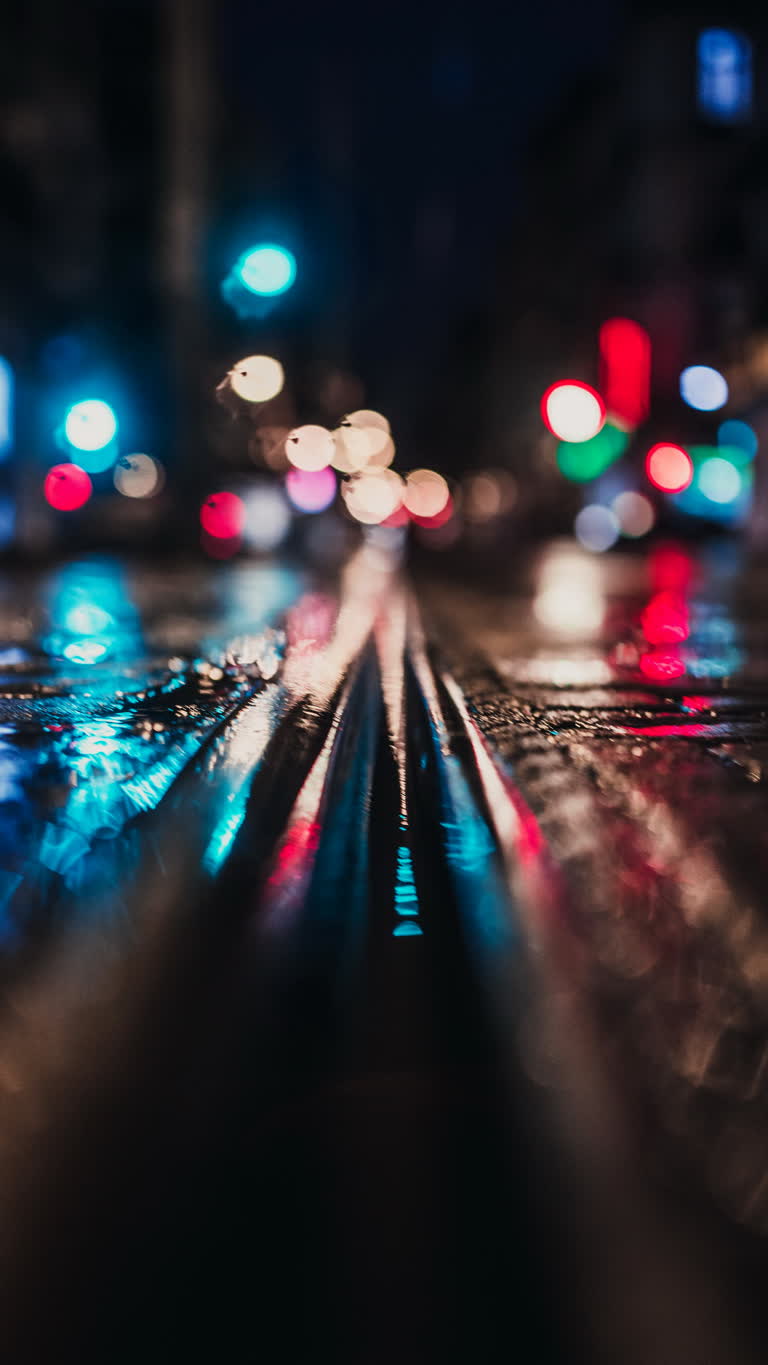 有夜间城市街道的模糊图像