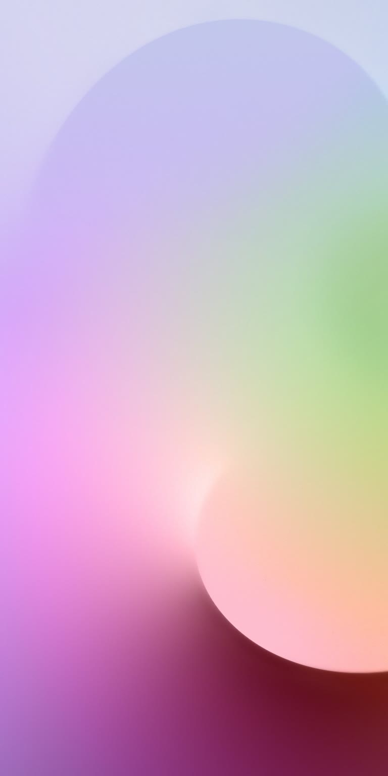 在平坦的表面上有一个彩色球的模糊图像