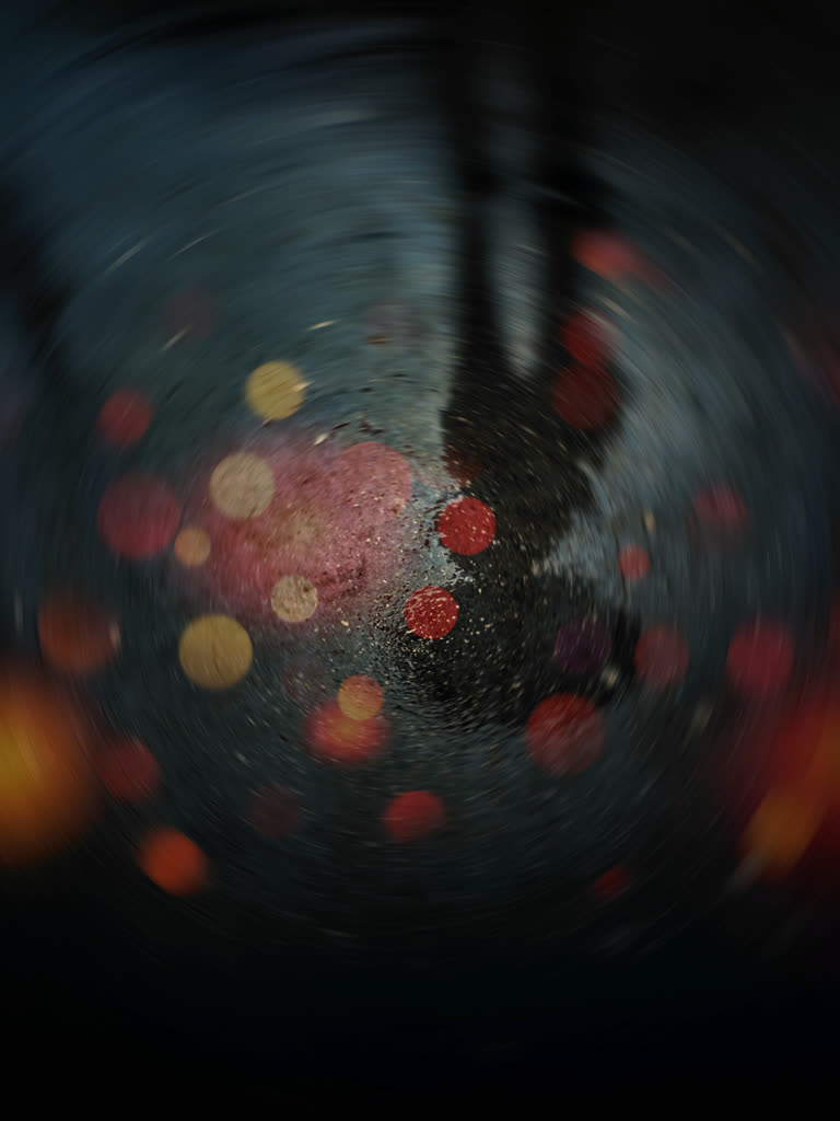 有一张模糊的画面,一个人在雨中行走