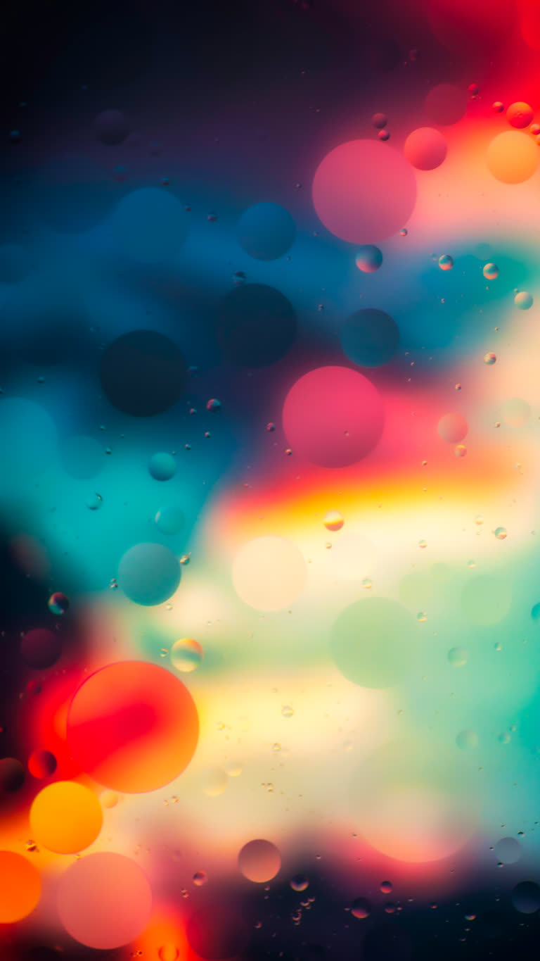 有一张路灯和雨滴的模糊照片