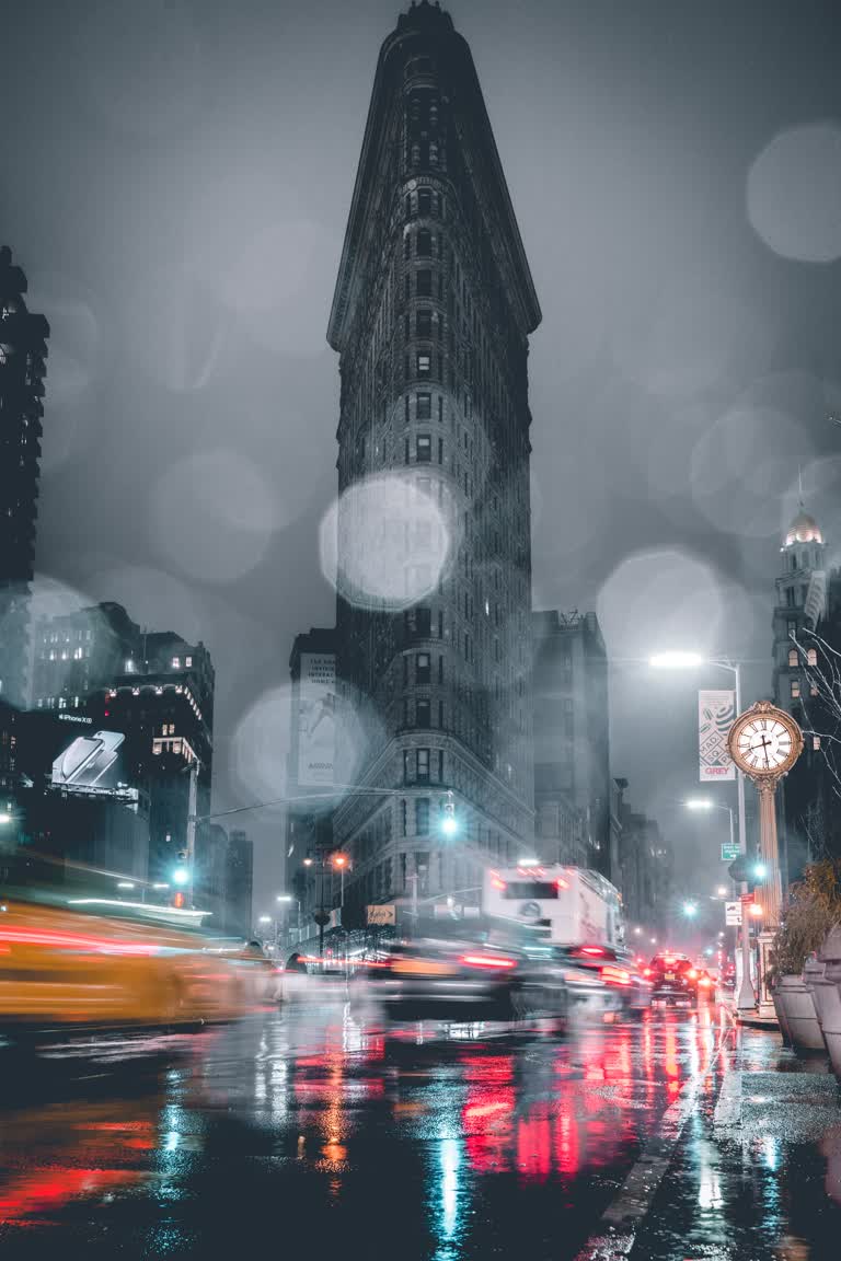 有一张模糊的夜晚城市街道画面