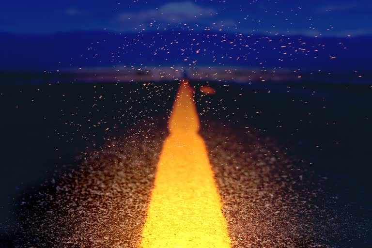 有一张模糊的黄线道路图片