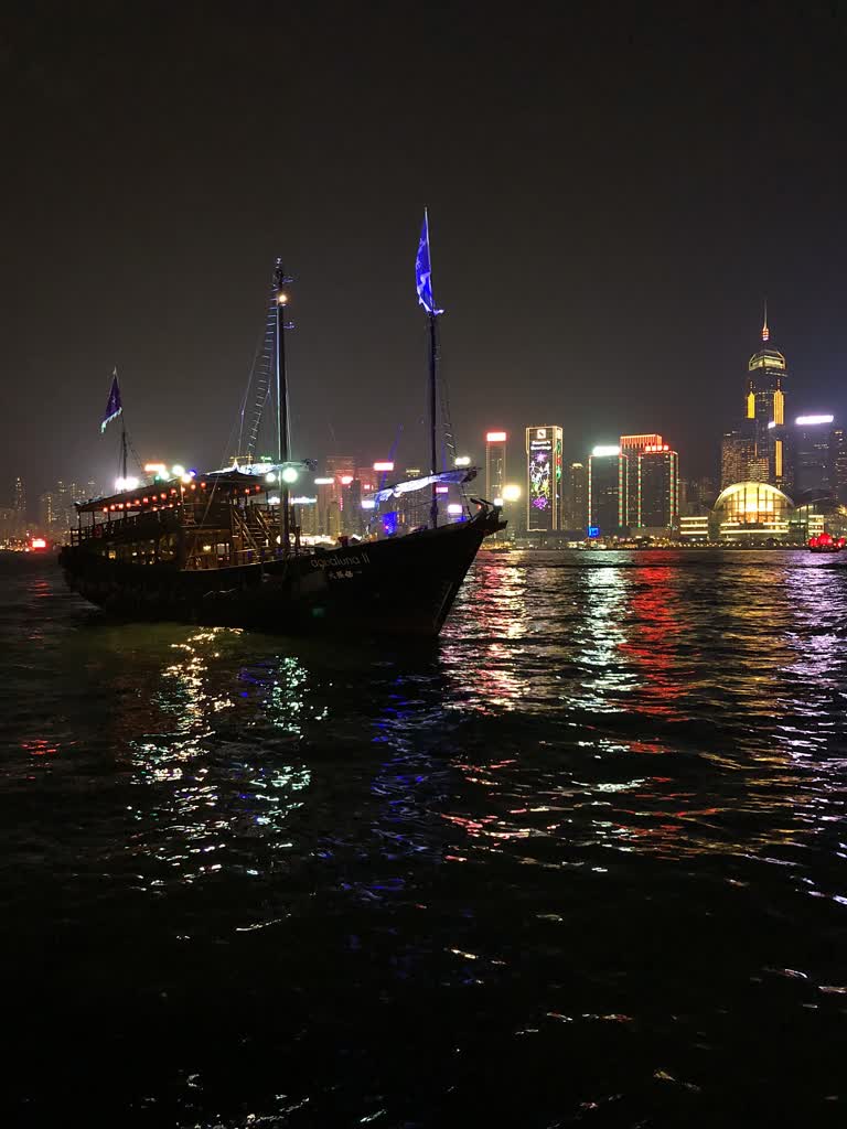 有一艘小船,在夜里漂浮在水中