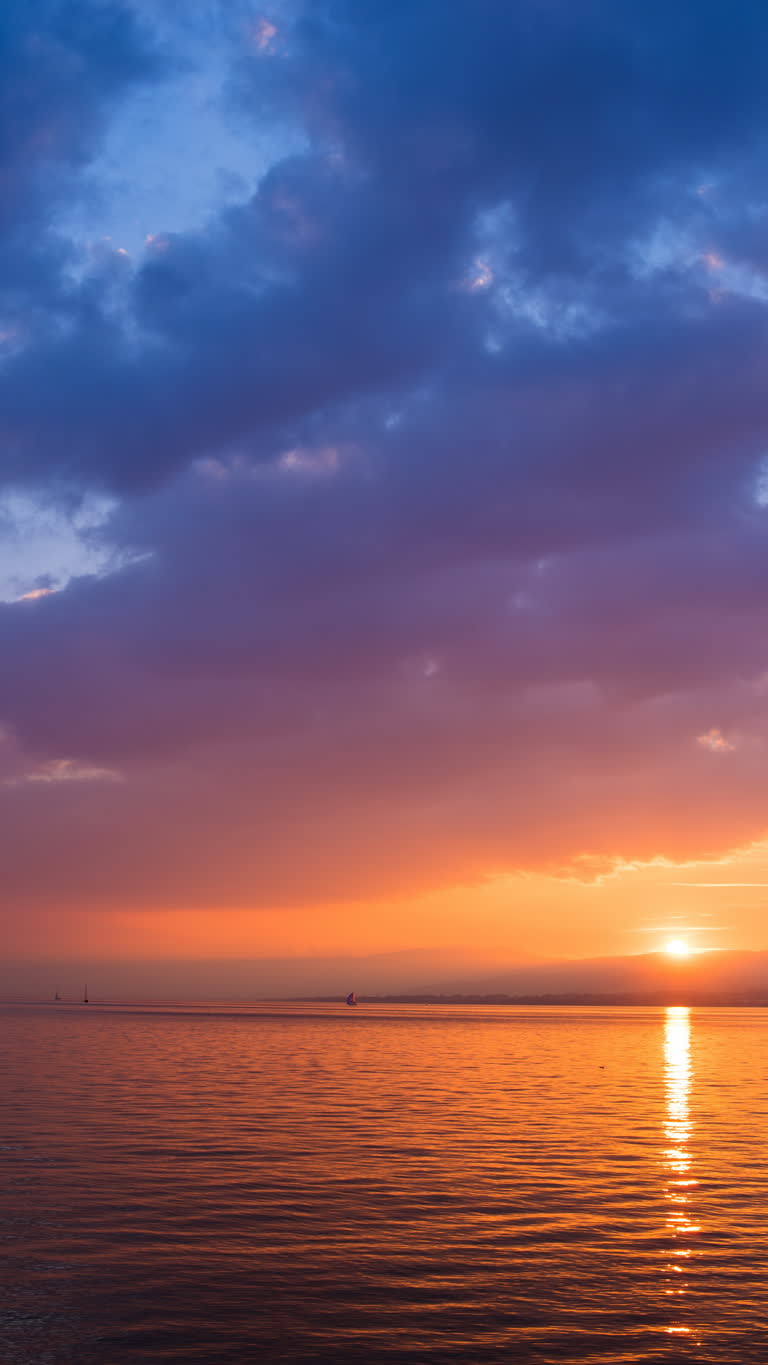 有一艘船,在夕阳时分漂浮在水中