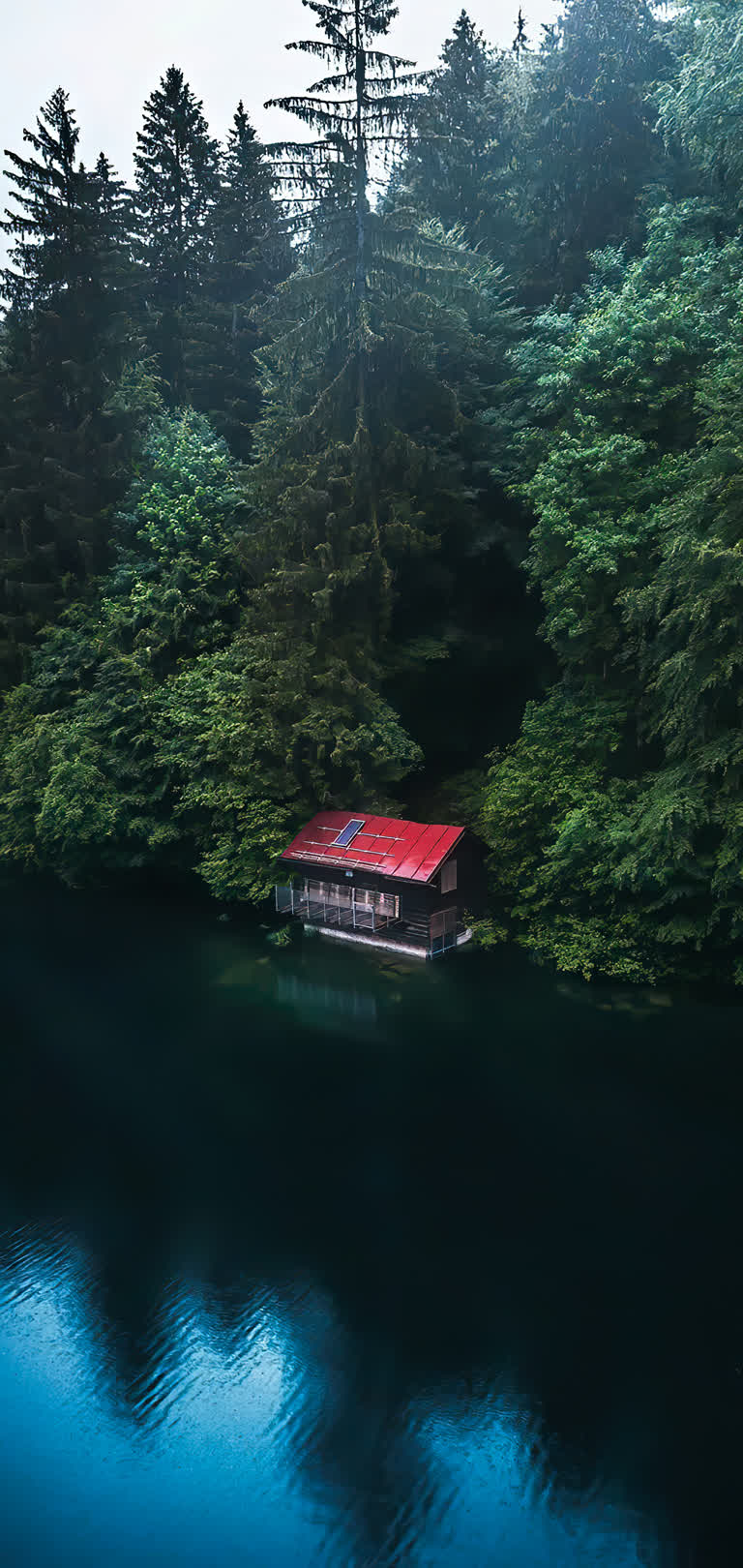 有一艘船坐在水中央