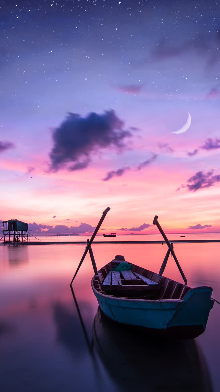 有一艘小船,在夕阳时分坐在水中
