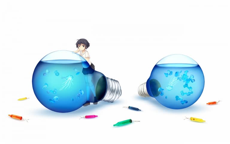 鱼缸旁边坐着一个小男孩