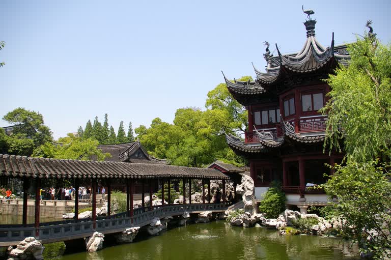 中国花园里的一个小池塘上有一座桥