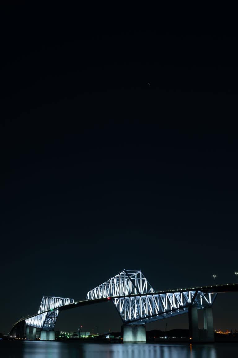 水面上有两座桥,夜间灯火通明