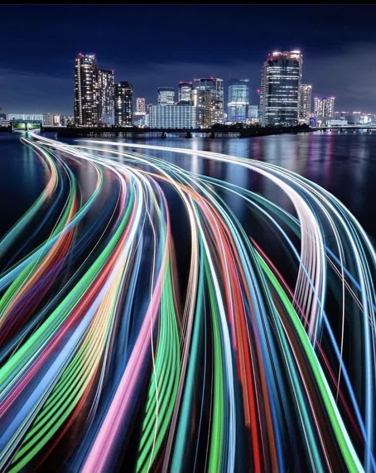 色彩鲜艳的光线在夜晚划过城市