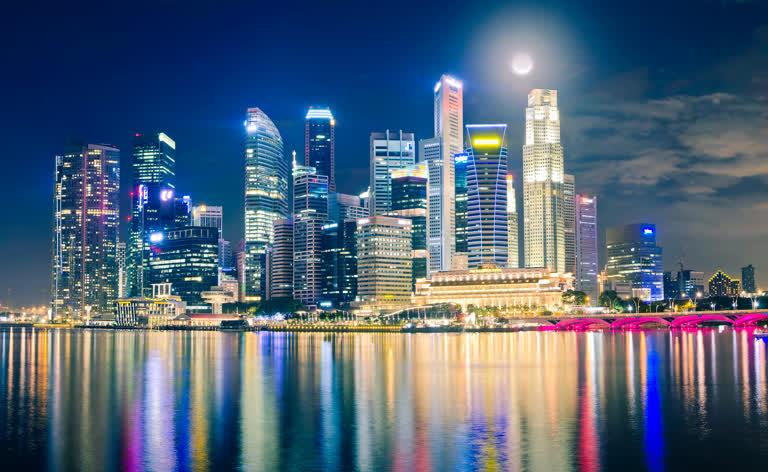 夜晚灯火通明的城市天际线倒映在水中