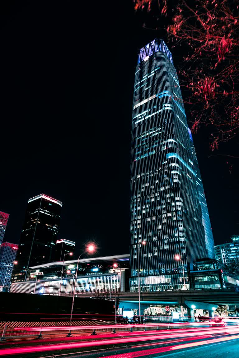 夜晚城市中的建筑物,前景是光迹