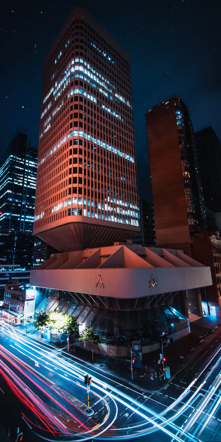 夜间城市中的建筑物,光迹长时间曝光