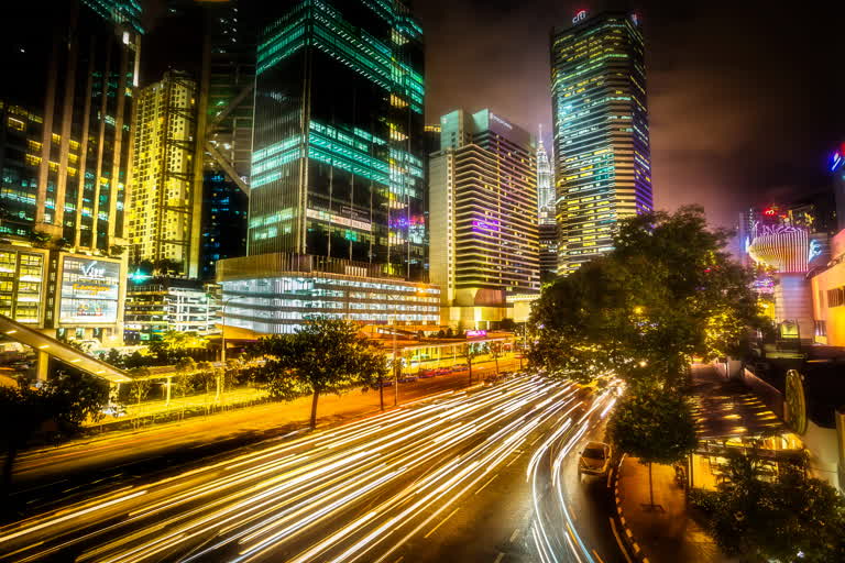 夜晚繁忙的城市街道,前景是灯光小径