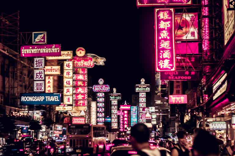 夜晚繁忙的城市街道,霓虹灯和行走的人