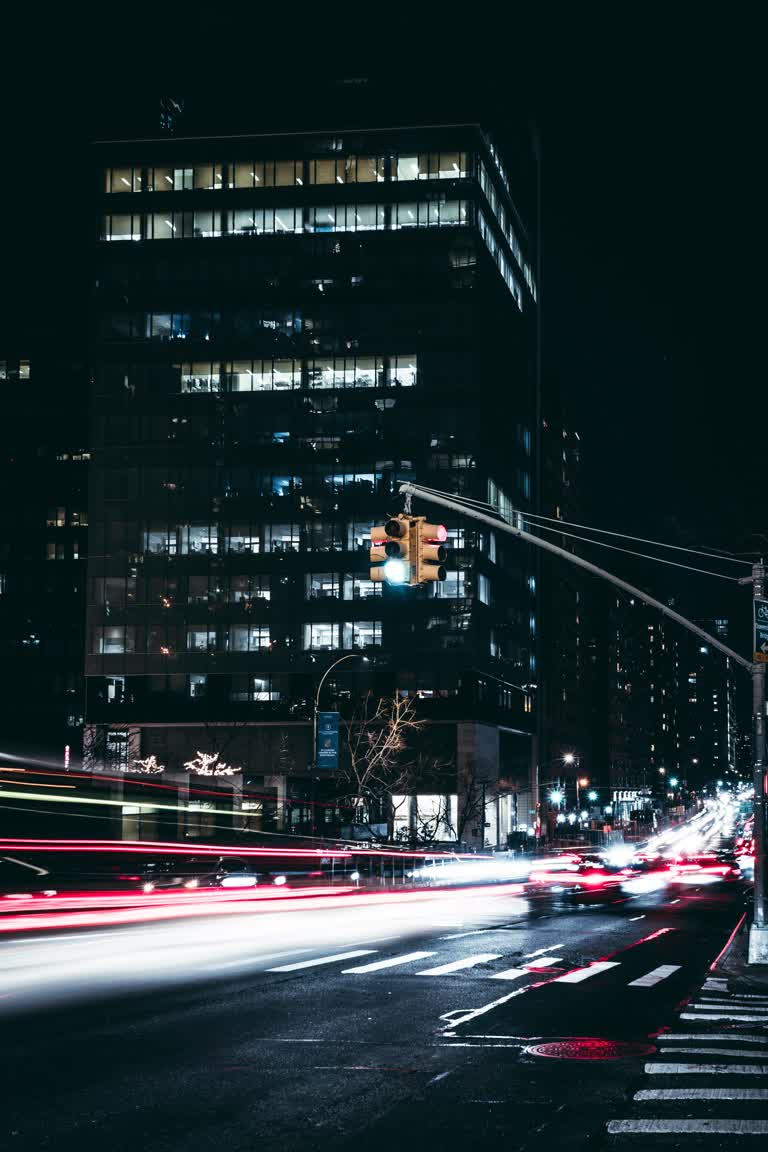 夜间繁忙的城市街道,背景是红绿灯和建筑物