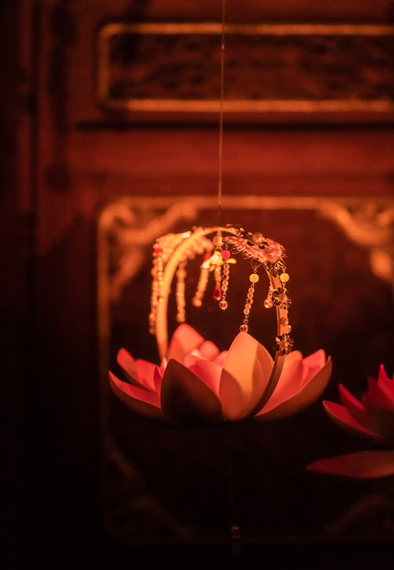 有一朵蜡烛在一朵花中间点燃