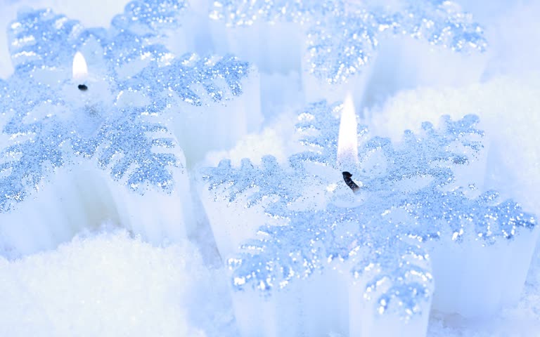 雪地里有一根蜡烛,上面有雪花