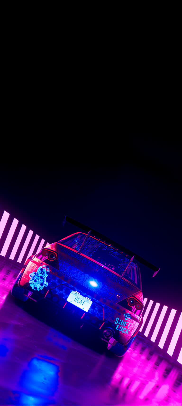 有一辆车在夜间在路上行驶