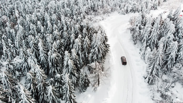 有一辆车在雪地里行驶在路上