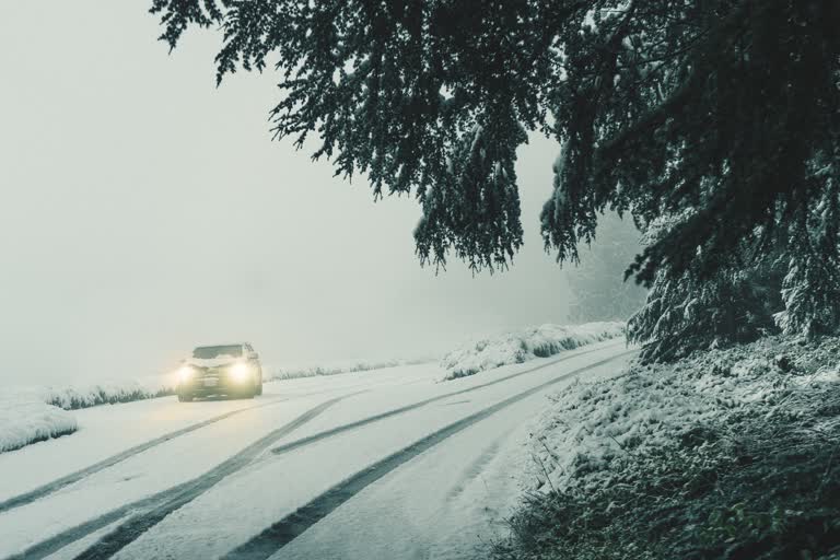 有一辆汽车在雪路上行驶