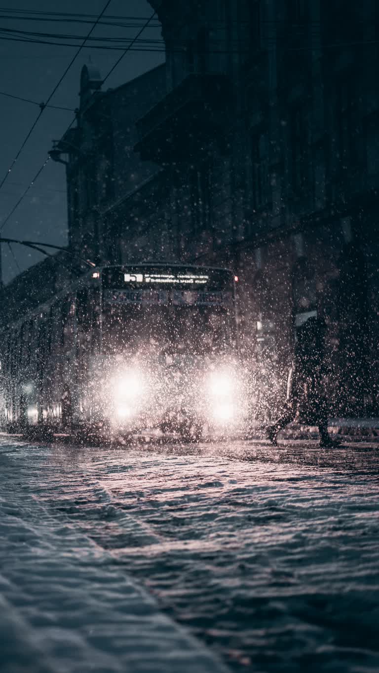 有一辆车在雪地里在街上行驶