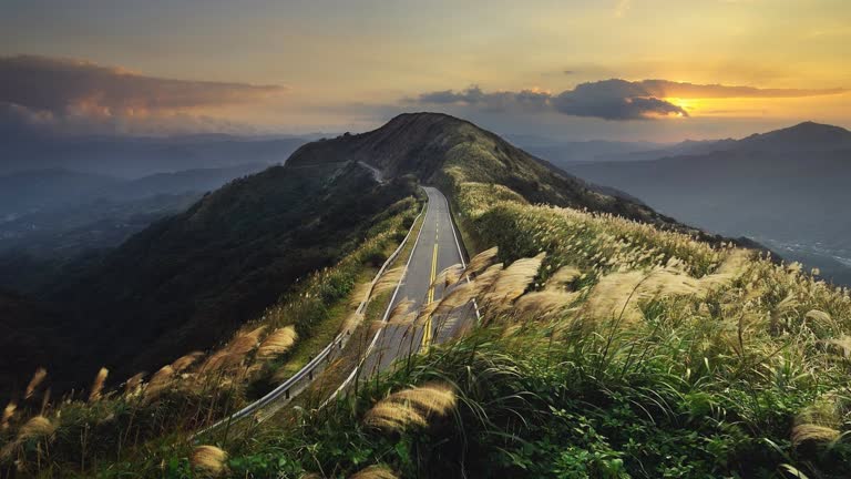 有一辆汽车在山上蜿蜒的道路上行驶