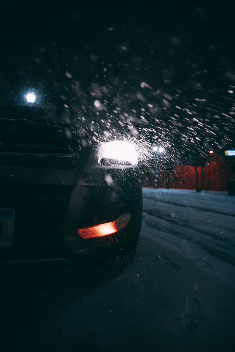 有一辆车在夜里在雪地里行驶