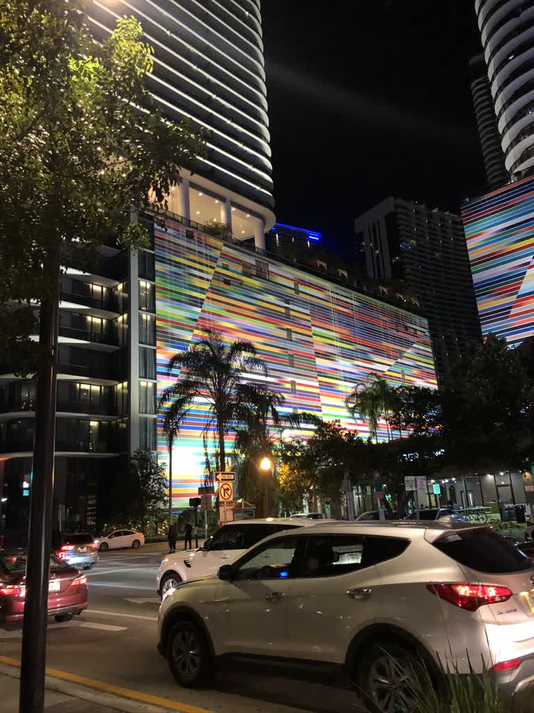有一辆车晚上停在一栋楼前
