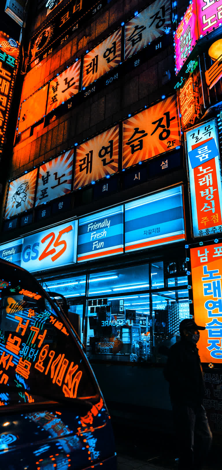 有一辆车晚上停在一栋楼前