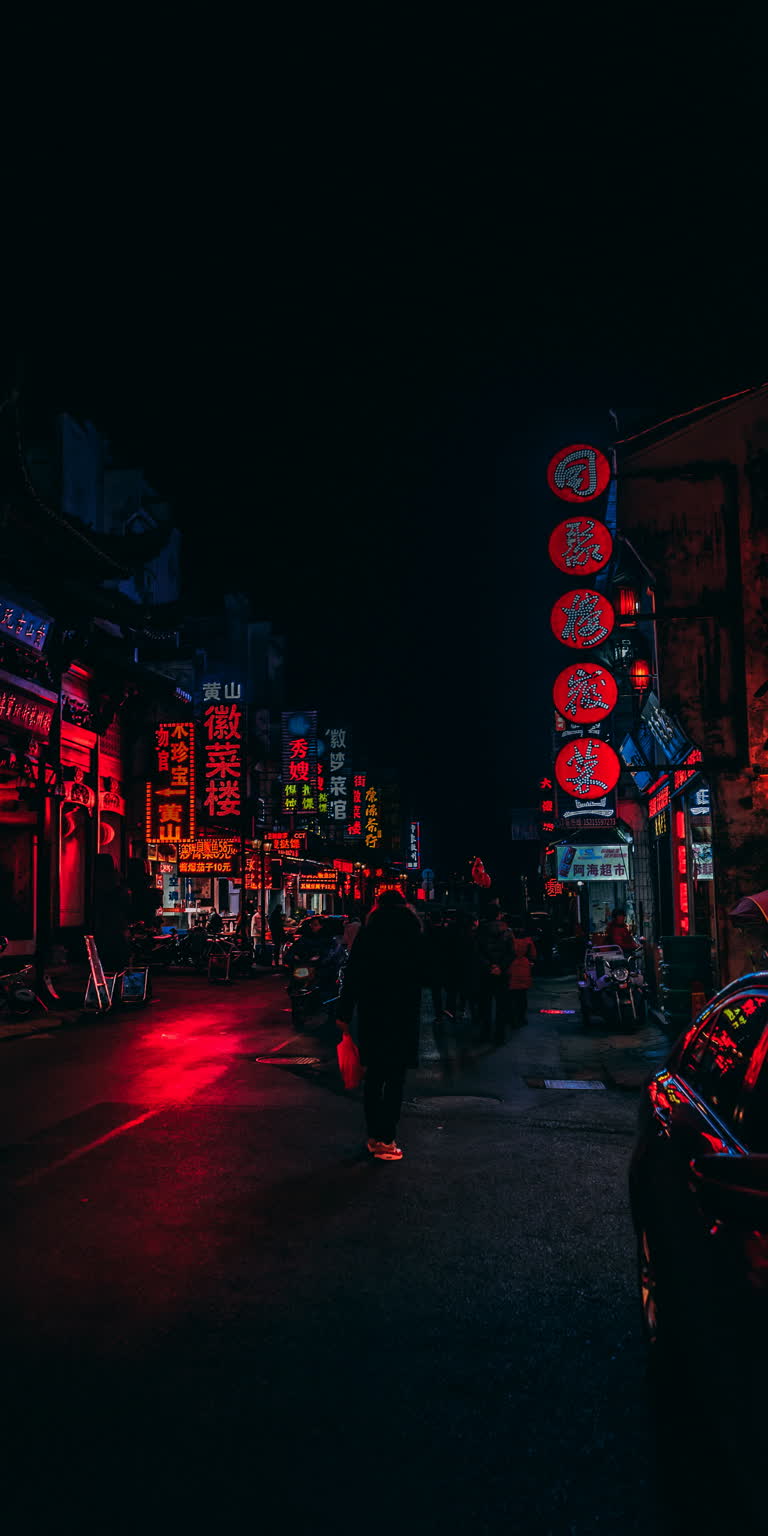 有一辆车停在街边