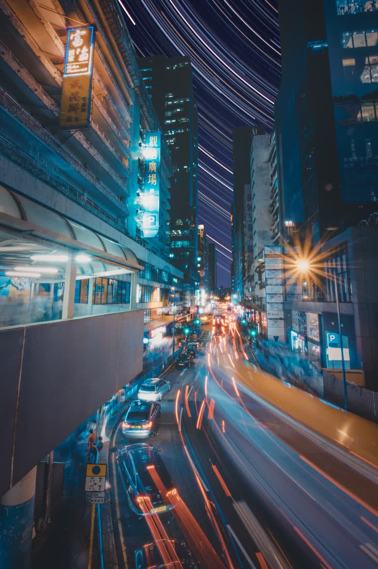 夜间在繁忙的城市街道上行驶的汽车长时间曝光