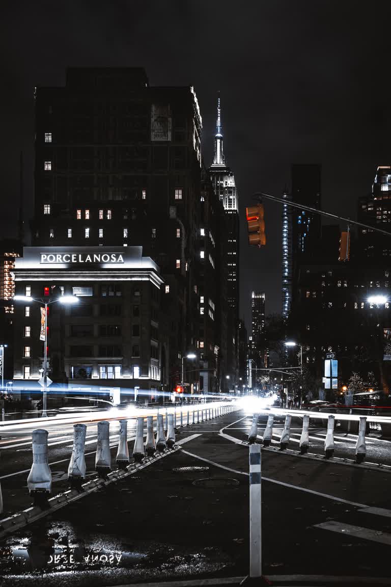 汽车在黑暗中夜间行驶在城市街道上