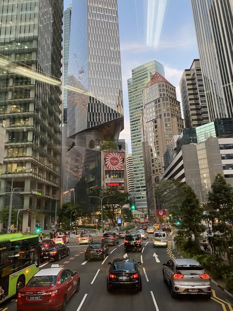 城市里有很多汽车在街上行驶