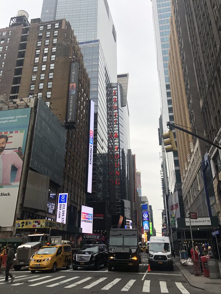 城市里有很多汽车在街上行驶