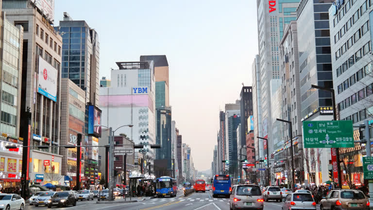 城市里有很多汽车在街上行驶