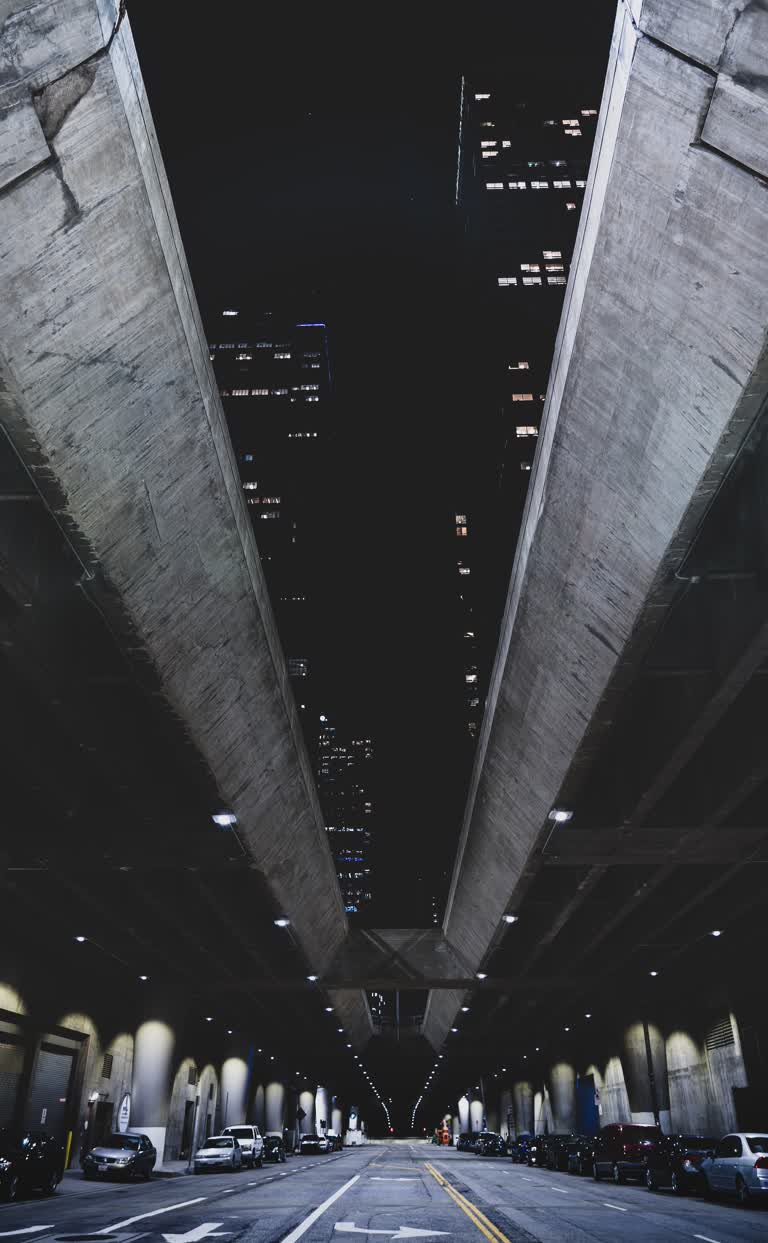 晚上汽车停在桥下的停车场