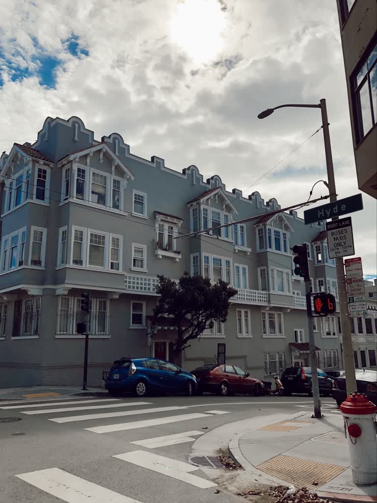 汽车停在一栋建筑物前面的路边