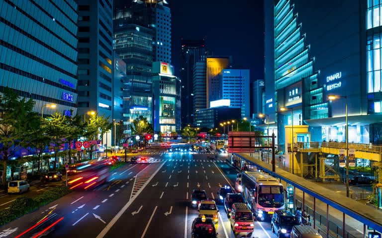 汽车在城市的夜晚在繁忙的城市街道上行驶