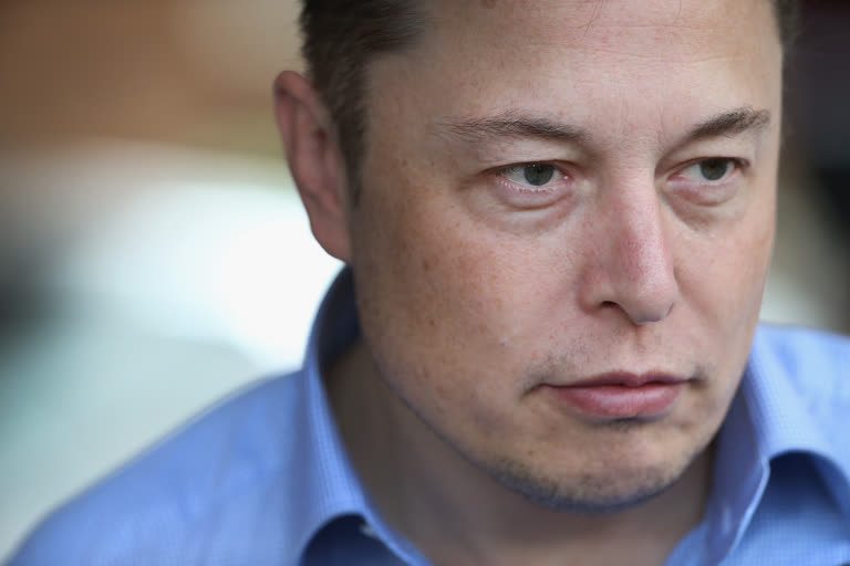 这是一个穿着蓝色衬衫打领带的男人的特写镜头