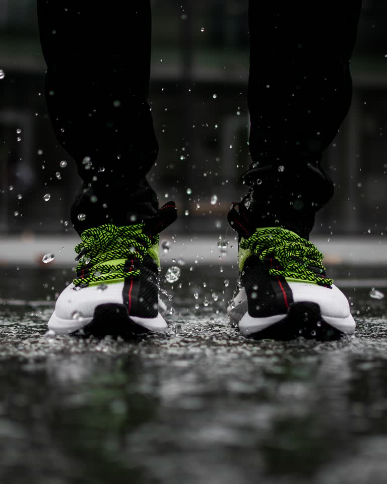 这是一个人在雨中鞋子的特写